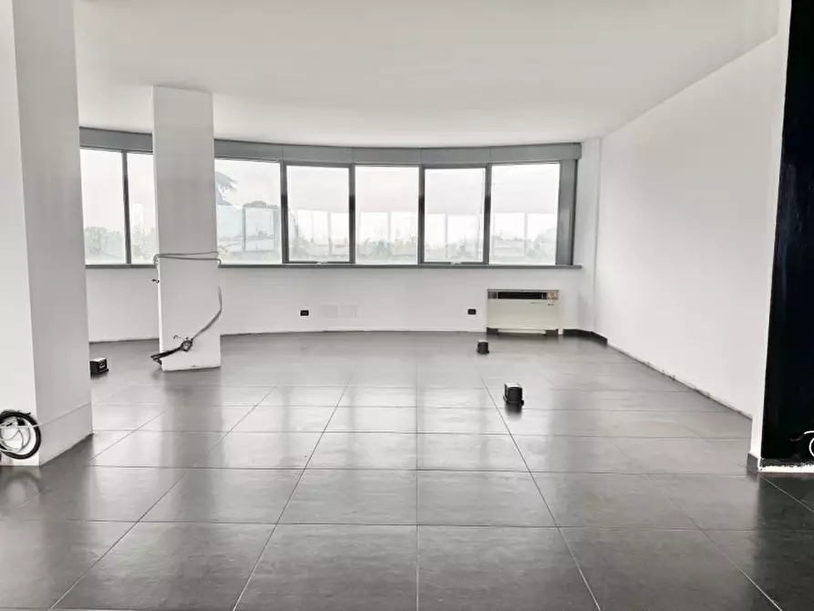 Immagine 4 di Ufficio in affitto  a Parma