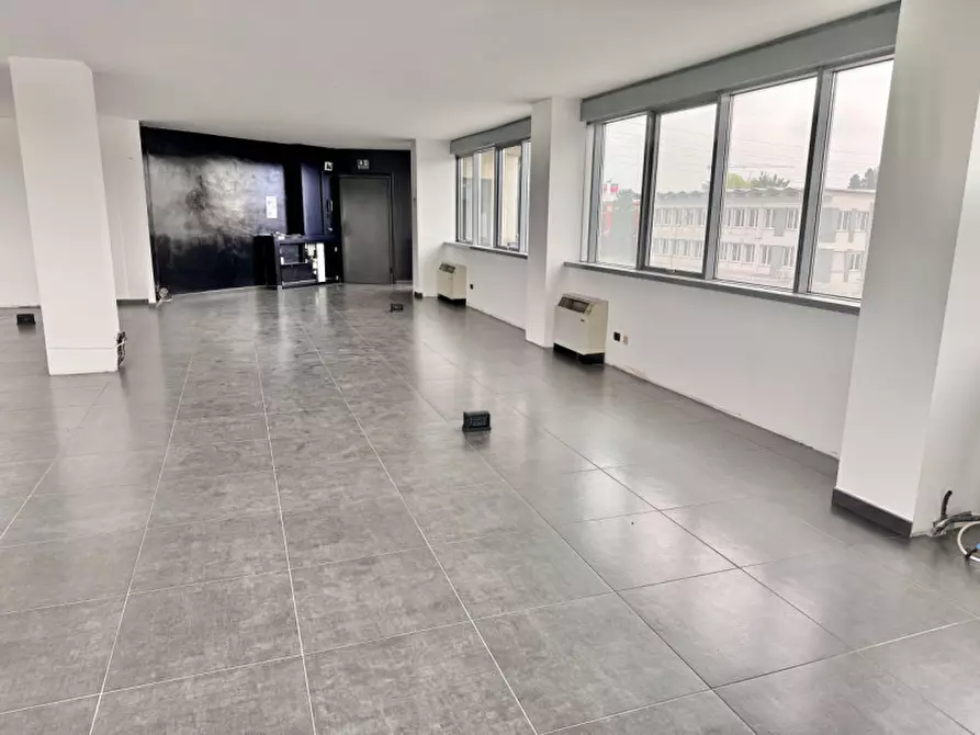 Immagine 7 di Ufficio in affitto  a Parma