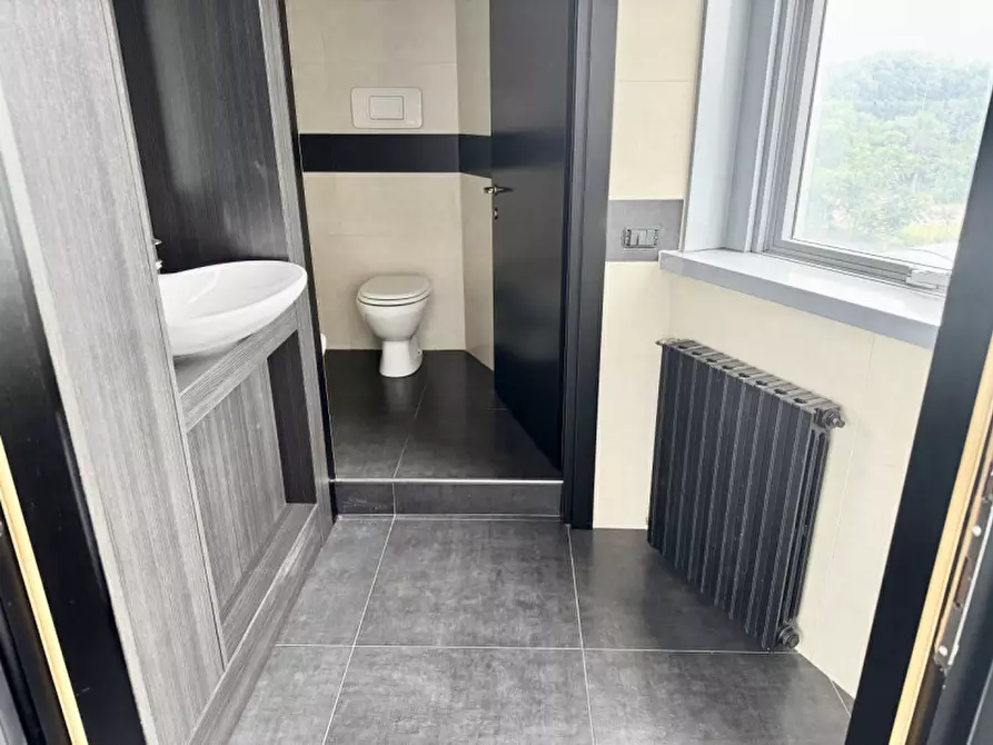 Immagine 10 di Ufficio in affitto  a Parma