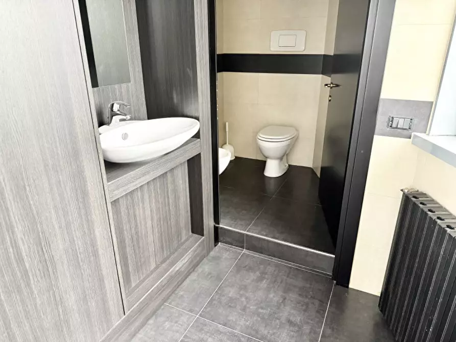 Immagine 11 di Ufficio in affitto  a Parma