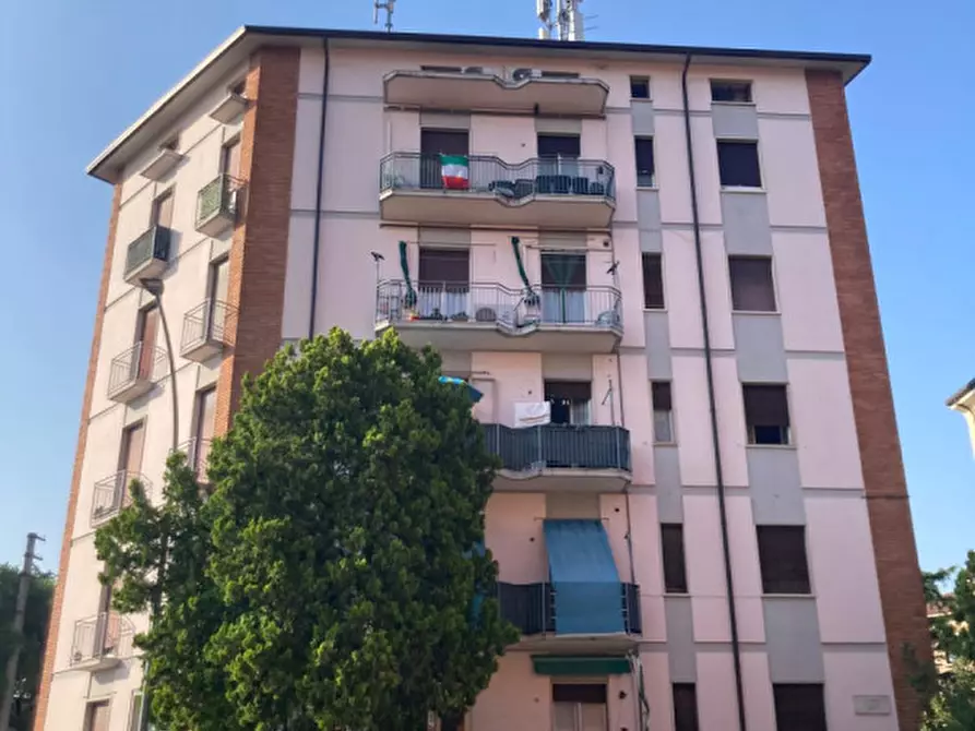 Immagine 1 di Palazzo in vendita  in VIA STRADELLA LOBBIA N. 16 a Verona