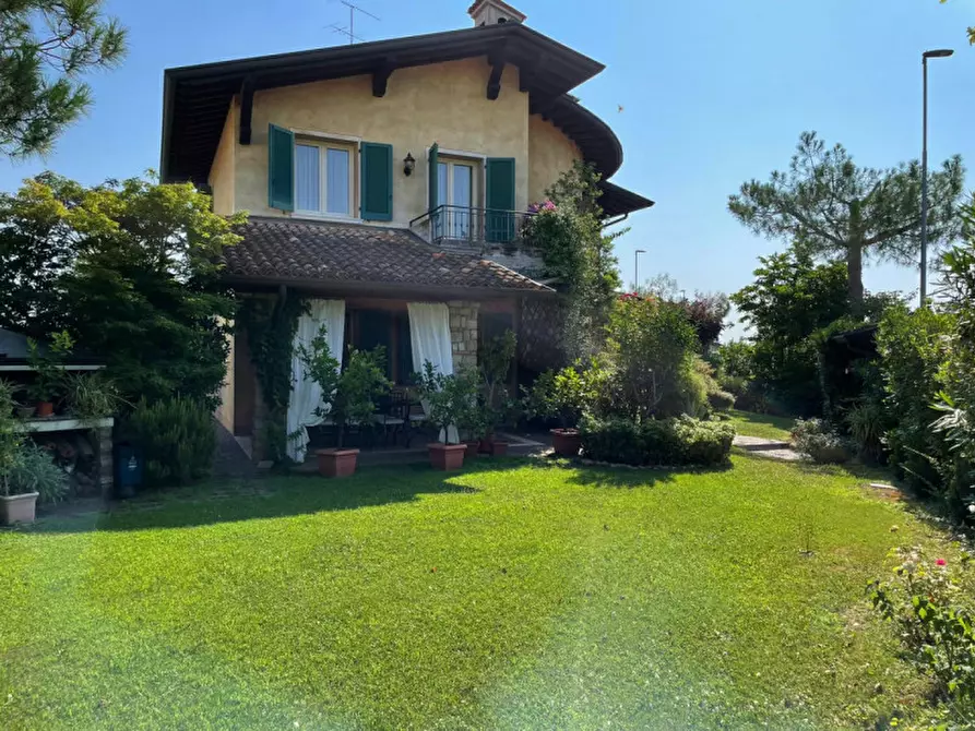Immagine 2 di Villa in vendita  in via vicina a Desenzano Del Garda