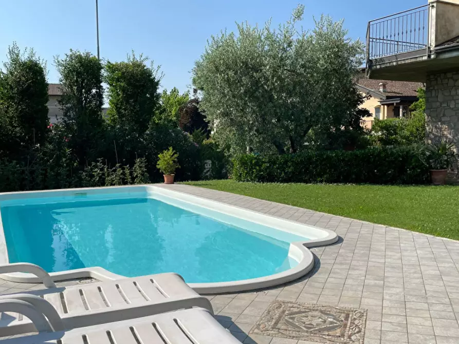 Immagine 2 di Villa in vendita  in via vicina a Desenzano Del Garda