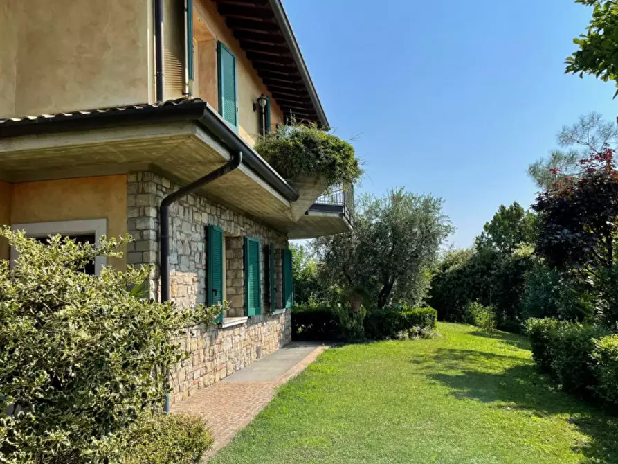 Immagine 5 di Villa in vendita  in via vicina a Desenzano Del Garda