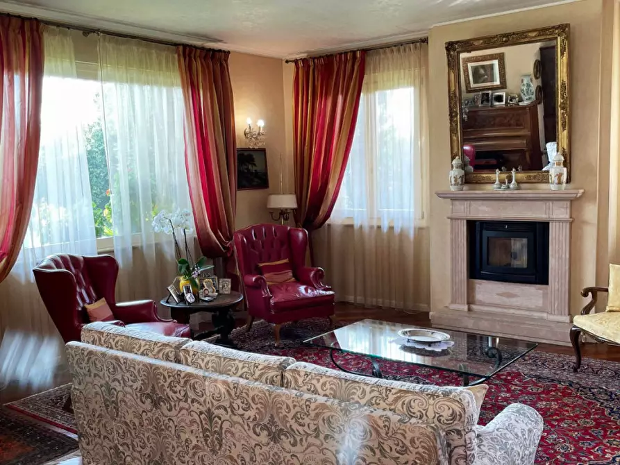 Immagine 9 di Villa in vendita  in via vicina a Desenzano Del Garda