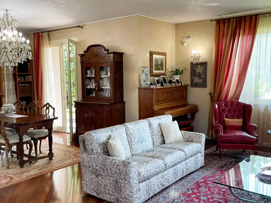 Immagine 10 di Villa in vendita  in via vicina a Desenzano Del Garda