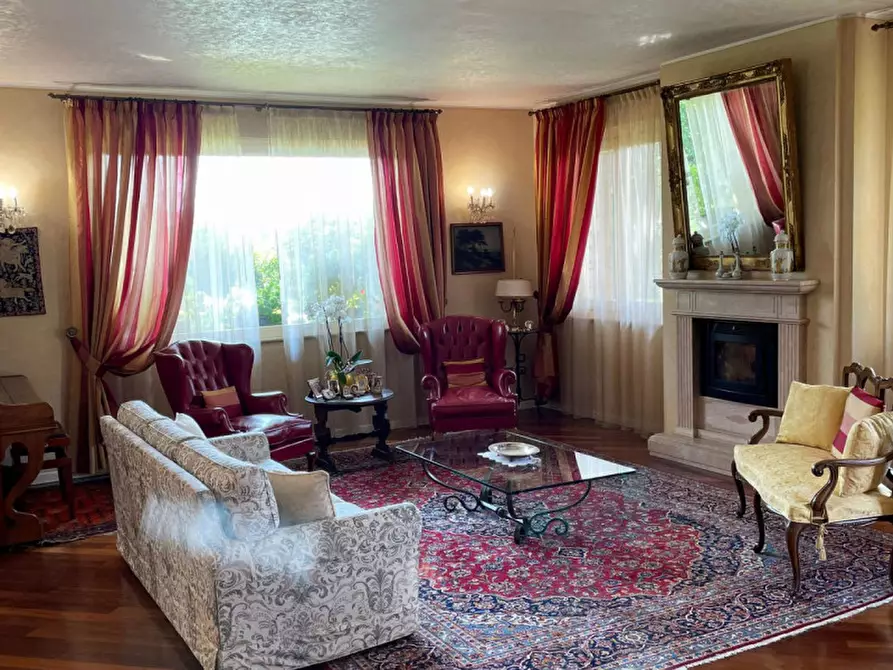 Immagine 11 di Villa in vendita  in via vicina a Desenzano Del Garda