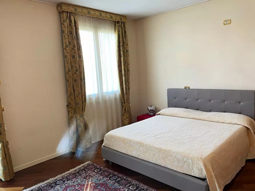 Immagine 17 di Villa in vendita  in via vicina a Desenzano Del Garda