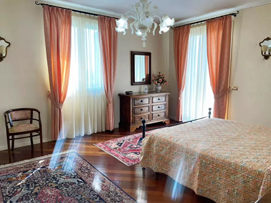 Immagine 20 di Villa in vendita  in via vicina a Desenzano Del Garda