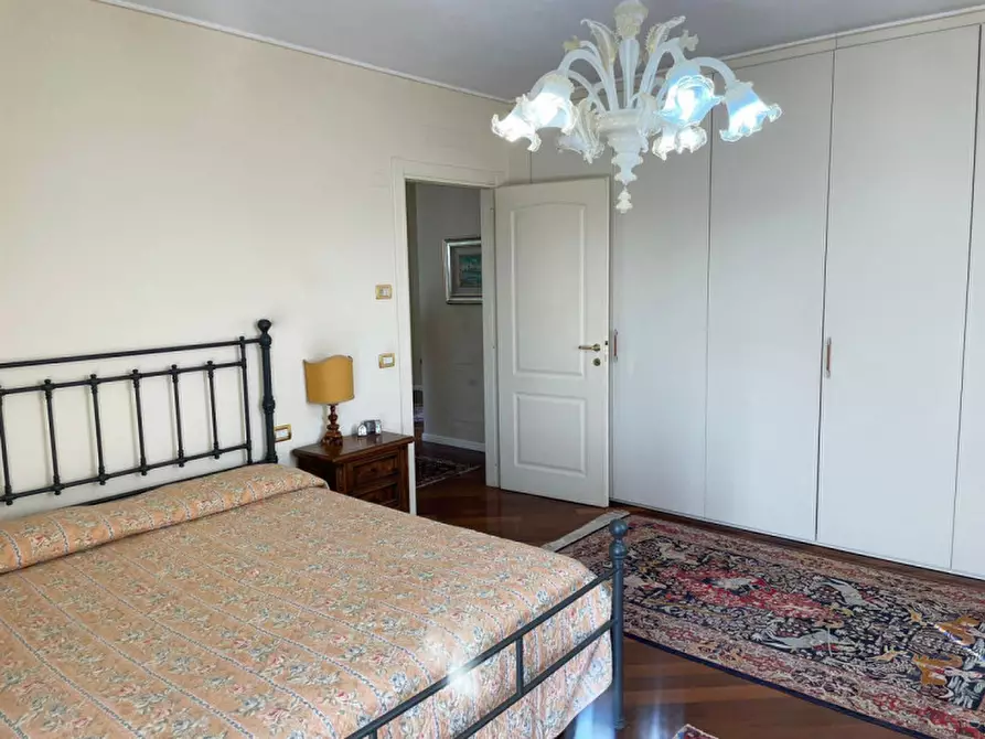 Immagine 22 di Villa in vendita  in via vicina a Desenzano Del Garda