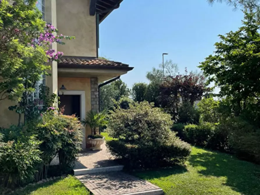Immagine 36 di Villa in vendita  in via vicina a Desenzano Del Garda