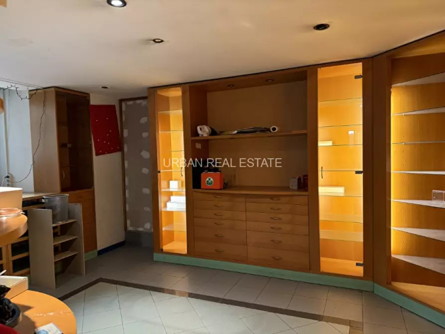 Immagine 2 di Negozio in affitto  in Via Mazzini 44/E a Trieste