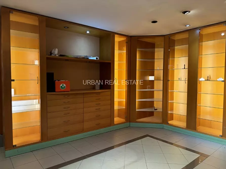 Immagine 3 di Negozio in affitto  in Via Mazzini 44/E a Trieste