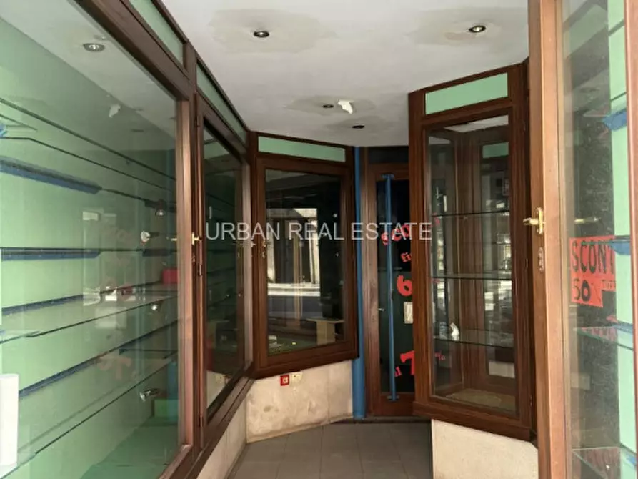 Immagine 8 di Negozio in affitto  in Via Mazzini 44/E a Trieste