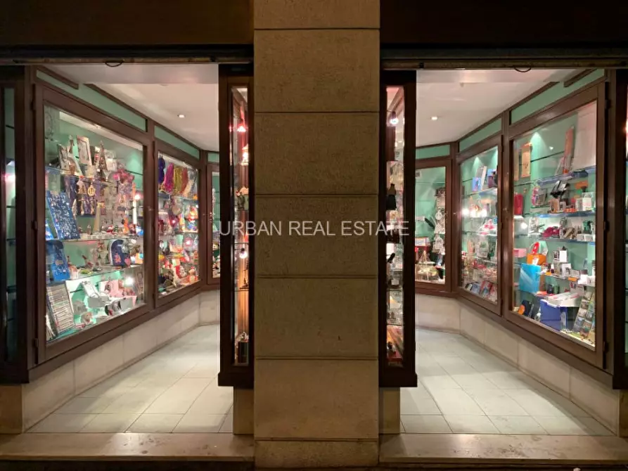 Immagine 11 di Negozio in affitto  in Via Mazzini 44/E a Trieste