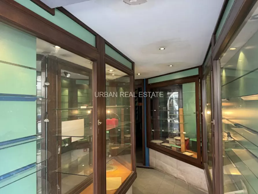 Immagine 13 di Negozio in affitto  in Via Mazzini 44/E a Trieste