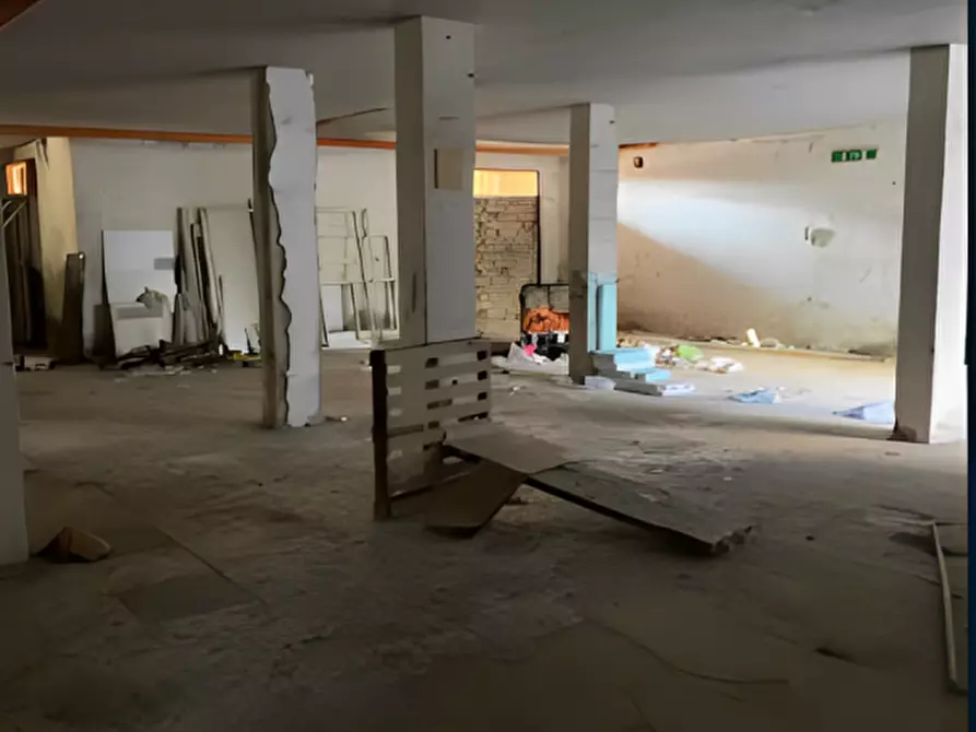 Immagine 7 di Attività commerciale in vendita  in Via Alessandria, n.31/b a Castel Volturno