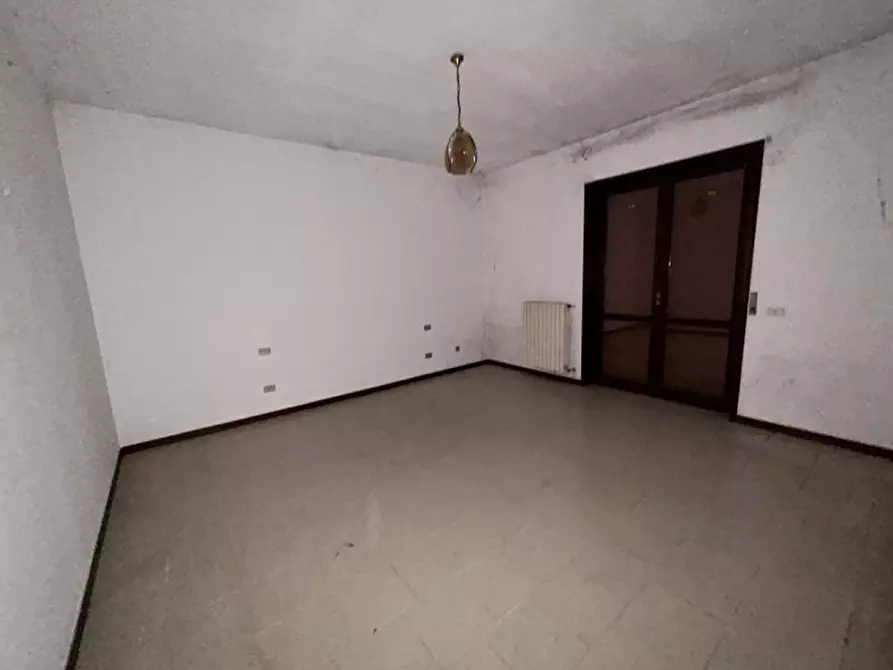 Immagine 43 di Palazzo in vendita  a Chiari