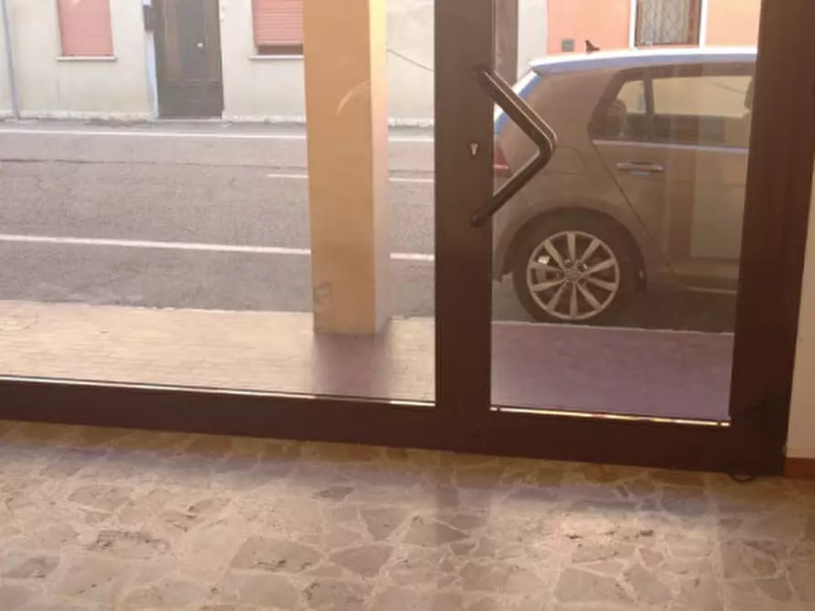Immagine 2 di Negozio in affitto  a Monselice