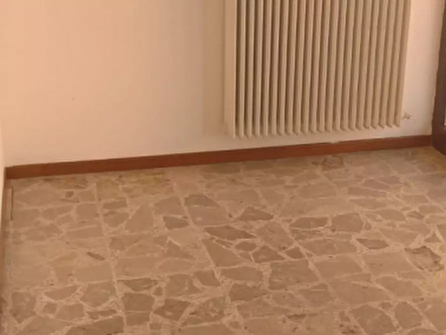 Immagine 11 di Negozio in affitto  a Monselice