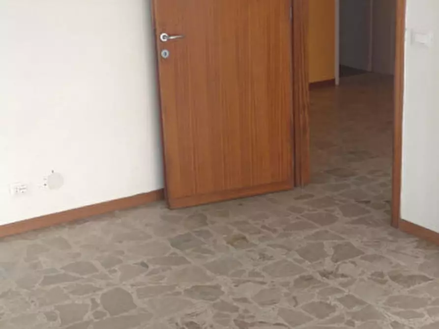 Immagine 13 di Negozio in affitto  a Monselice