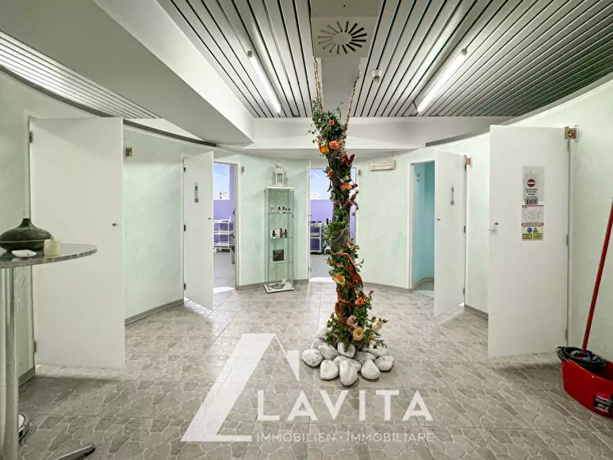 Immagine 2 di Attività commerciale in vendita  in via della visitazione a Bolzano