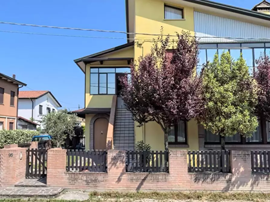 Immagine 1 di Terreno in vendita  a Legnaro