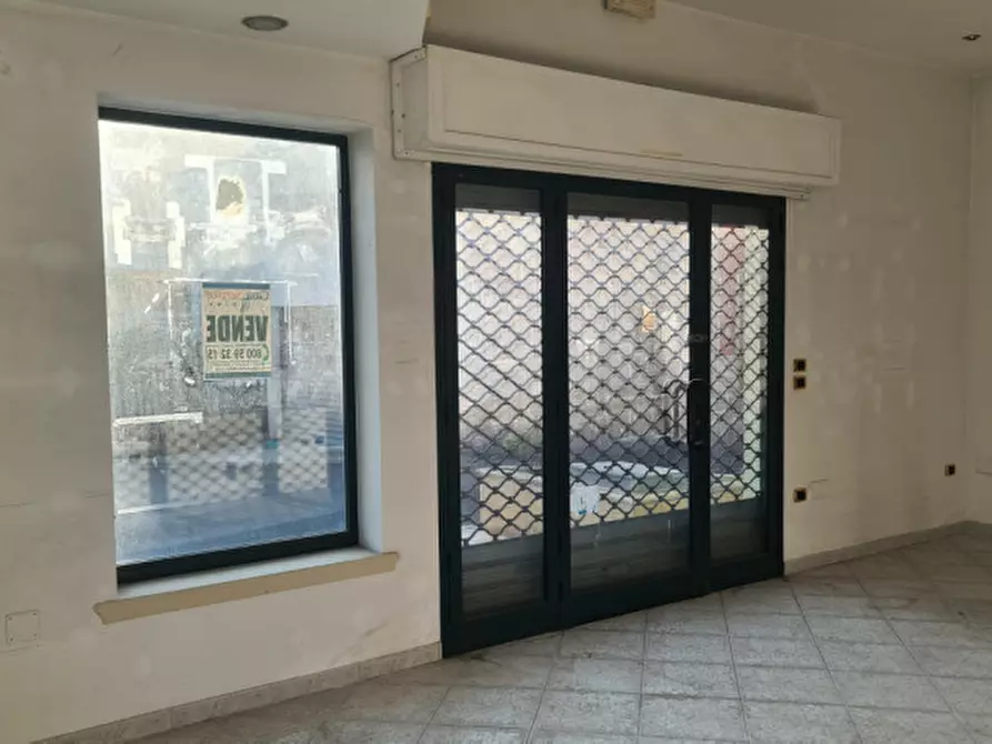 Immagine 3 di Negozio in vendita  in Via Sant' Eleuterio a Parabita
