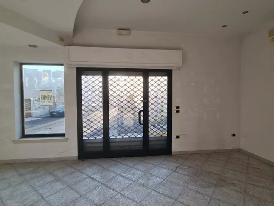 Immagine 4 di Negozio in vendita  in Via Sant' Eleuterio a Parabita