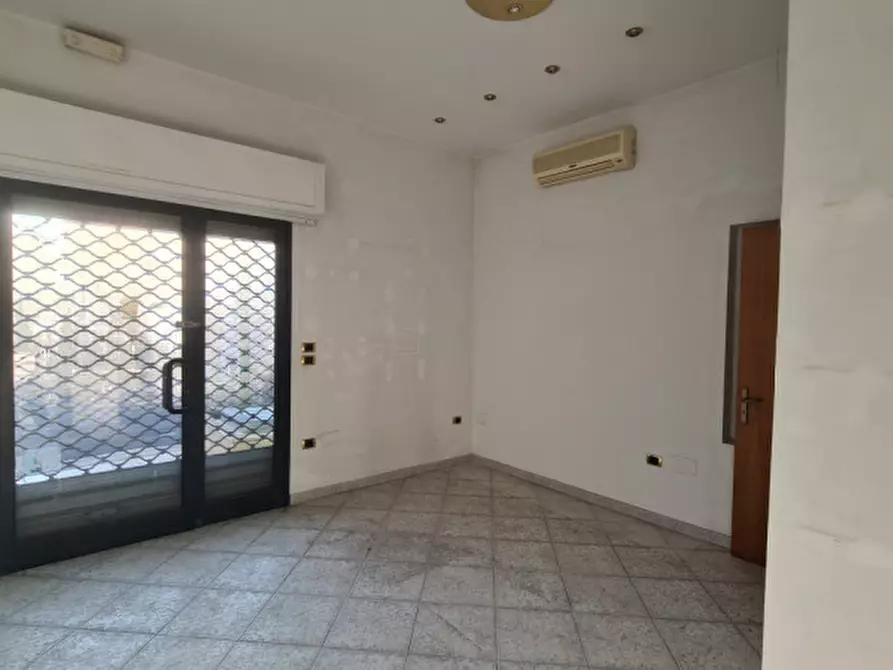 Immagine 5 di Negozio in vendita  in Via Sant' Eleuterio a Parabita