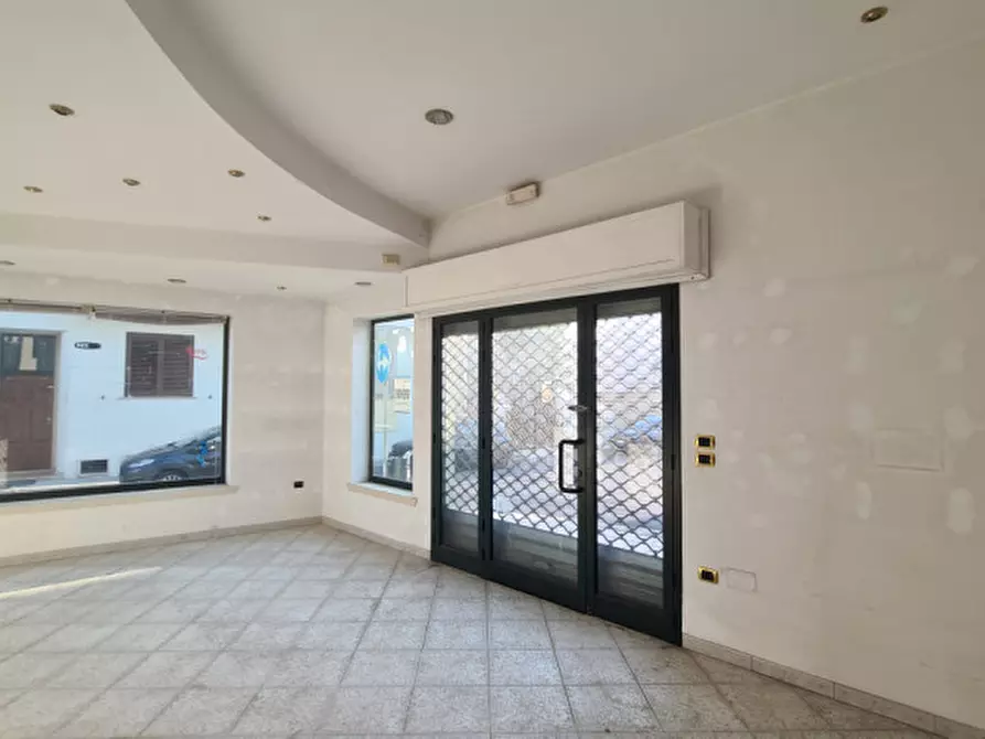 Immagine 6 di Negozio in vendita  in Via Sant' Eleuterio a Parabita