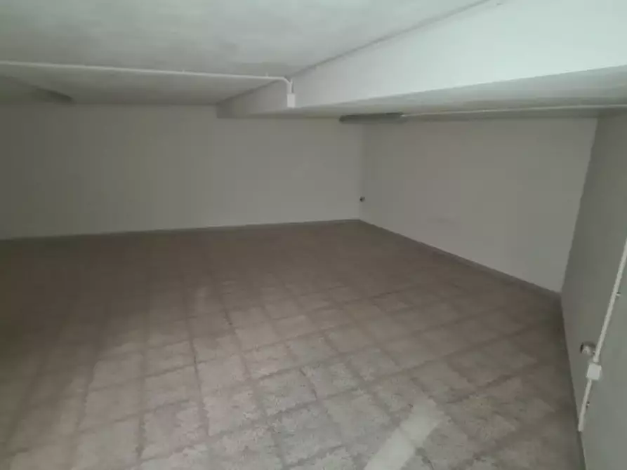 Immagine 7 di Negozio in vendita  in Via Sant' Eleuterio a Parabita