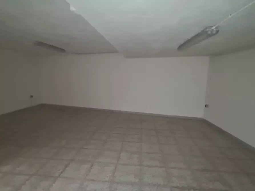 Immagine 8 di Negozio in vendita  in Via Sant' Eleuterio a Parabita