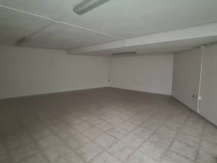 Immagine 9 di Negozio in vendita  in Via Sant' Eleuterio a Parabita