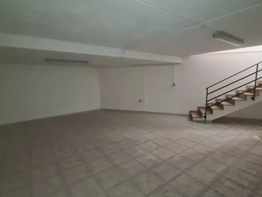 Immagine 10 di Negozio in vendita  in Via Sant' Eleuterio a Parabita