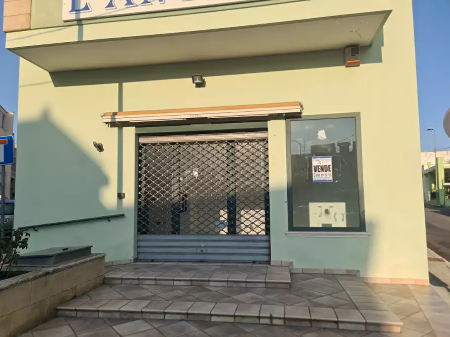 Immagine 11 di Negozio in vendita  in Via Sant' Eleuterio a Parabita