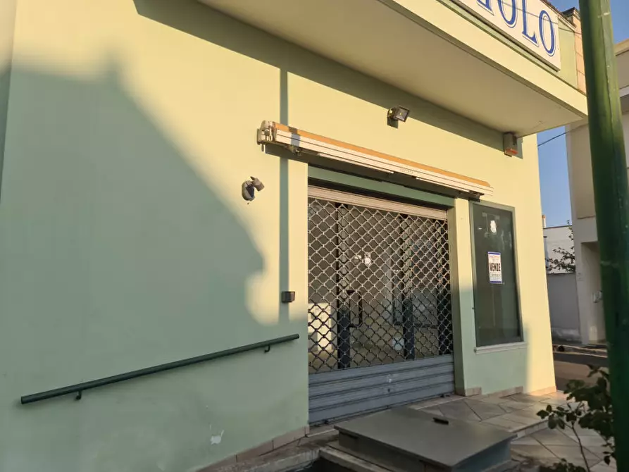 Immagine 13 di Negozio in vendita  in Via Sant' Eleuterio a Parabita