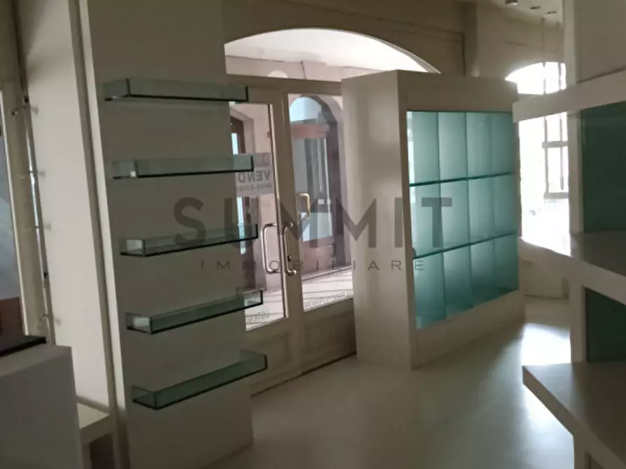 Immagine 1 di Negozio in vendita  in Via Garibaldi a Schio