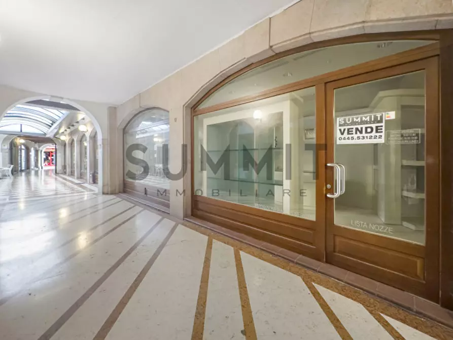 Immagine 1 di Negozio in vendita  in Via Garibaldi a Schio