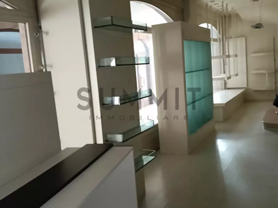 Immagine 2 di Negozio in vendita  in Via Garibaldi a Schio