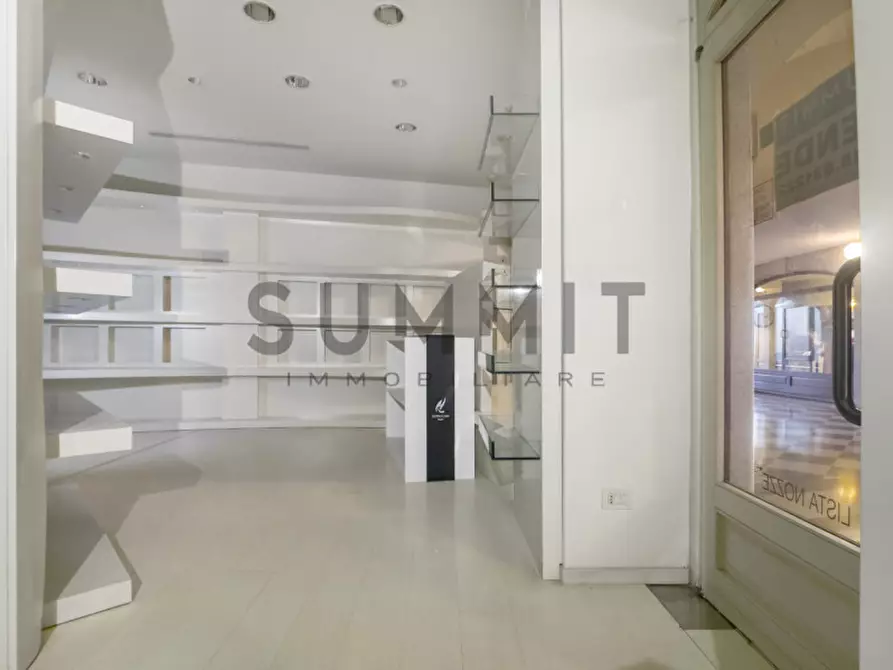 Immagine 2 di Negozio in vendita  in Via Garibaldi a Schio