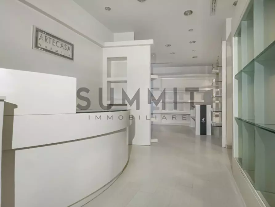 Immagine 3 di Negozio in vendita  in Via Garibaldi a Schio