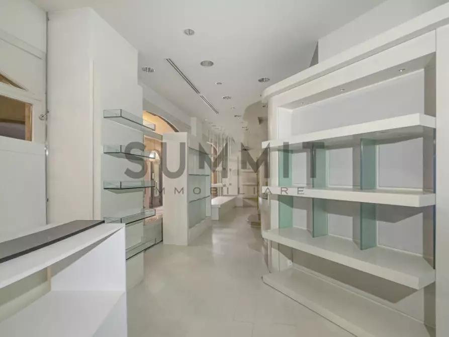 Immagine 3 di Negozio in vendita  in Via Garibaldi a Schio