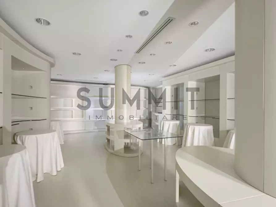 Immagine 5 di Negozio in vendita  in Via Garibaldi a Schio