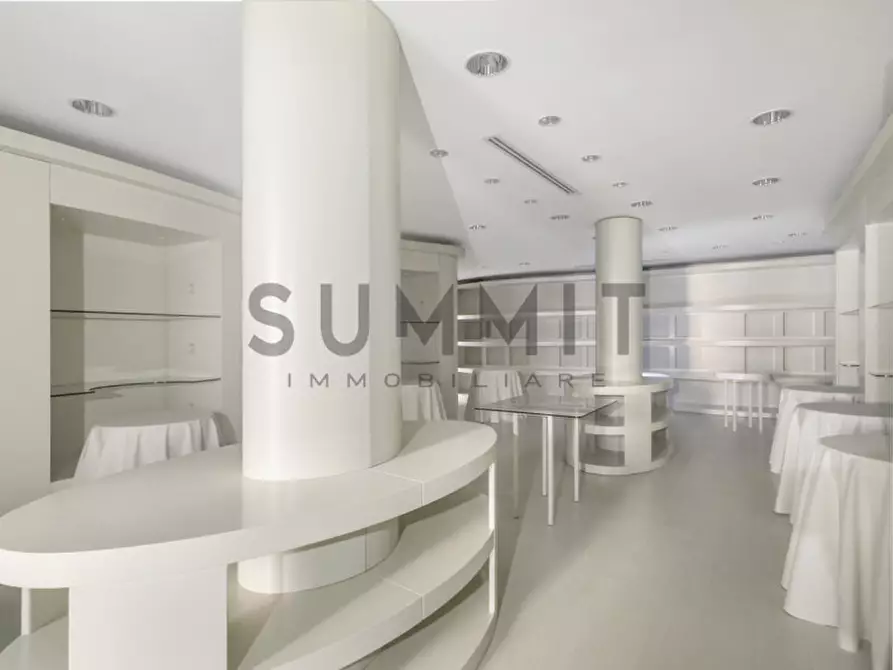 Immagine 5 di Negozio in vendita  in Via Garibaldi a Schio