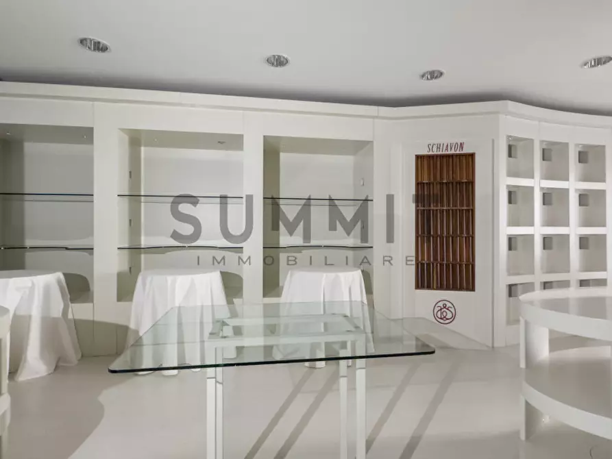 Immagine 8 di Negozio in vendita  in Via Garibaldi a Schio