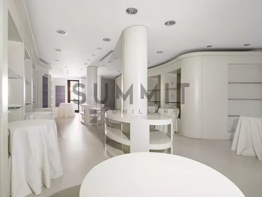 Immagine 10 di Negozio in vendita  in Via Garibaldi a Schio