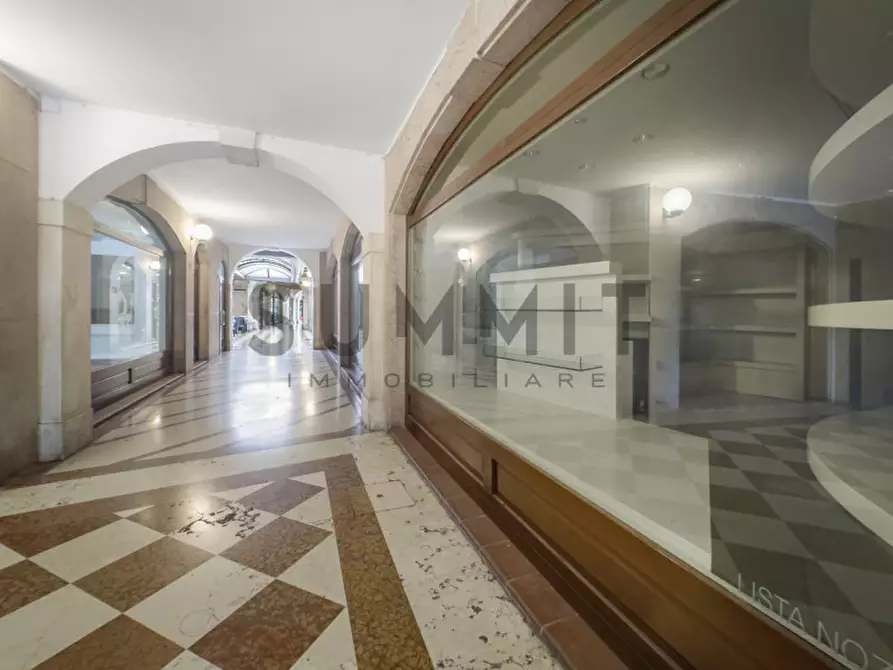Immagine 12 di Negozio in vendita  in Via Garibaldi a Schio