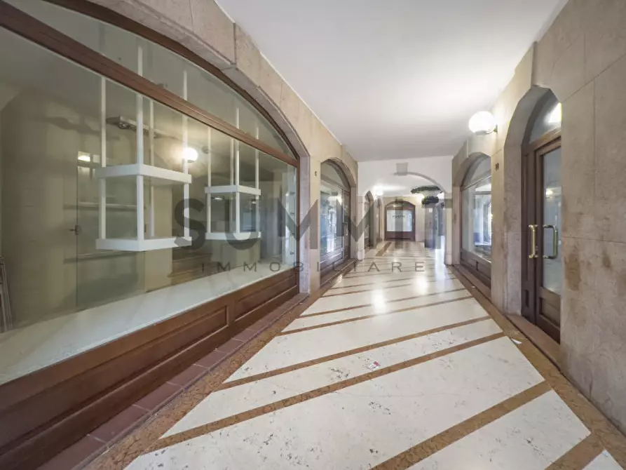 Immagine 13 di Negozio in vendita  in Via Garibaldi a Schio
