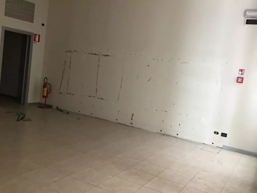 Immagine 2 di Negozio in vendita  in Maclodio via Roma a Maclodio
